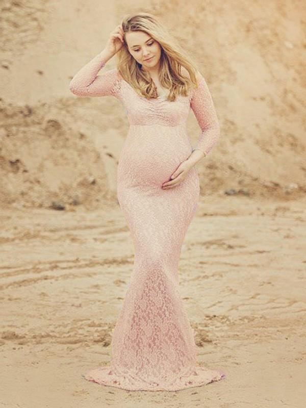 maternity chaps for photoshoot, figure-hugging maxi dress with pink lace, mermaid style, elegant fashion